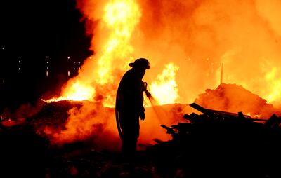 Los bomberos realizaron un esfuerzo extraordinario para controlar el incendio que afectó la zona del vertedero Cateura. Este siniestro provocó una invasión de moscas en varios barrios, señalaron.