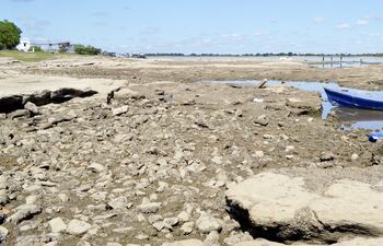 El descenso del nivel del río Paraguay, que baja cada día varios centímetros, limita el acceso de los buques de gran calado a Villeta.