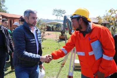 El presidente de la República Mario Abdo Benítez en el inicio del asfaltado del tramo San Miguel-Arazapé.