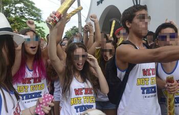 una-fiesta-al-inicio-de-clases-y-otra-al-finalizar-las-clases-asi-lo-festejan-los-estudiantes-secundarios-del-ultimo-ano--194045000000-1513243.jpg