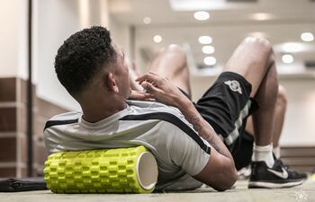 Alexander Mejía durante el entrenamiento de Libertad en Medellín, en la víspera del debut en la Copa Libertadores.