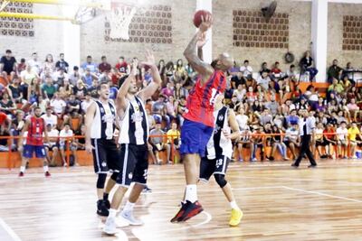 Instancia del juego Capitán Bado-Primero de Mayo, en el torneo pilarense.