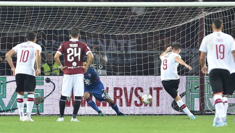 Piatek puso en ventaja al Milan al convertir un penal.