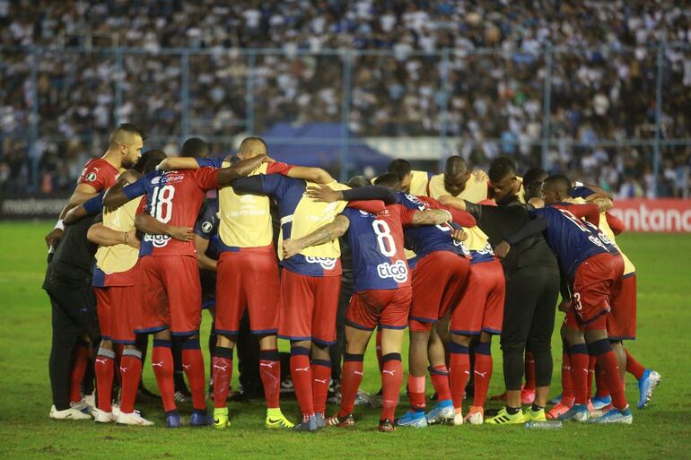 El Independiente Medellín de Aldo Bobadilla festeja el pase a la fase de grupos de la Copa Libertadores 2020.