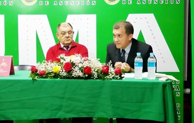 El autor del libro “La influencia del neoloberalismo en la Reforma Educativa paraguaya de los 90”,  Aníbal Emery junto al presentador del texto, el profesor Venancio Fernández.