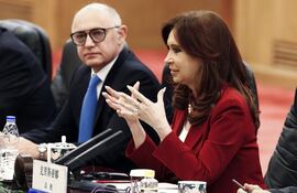 la-presidenta-cristina-fernandez-de-kirchner-junto-al-ministro-de-exteriores-hector-timerman-durante-una-reunion-con-el-presidente-chino-xi-jin-214524000000-1294724.jpg