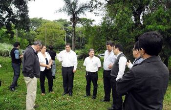 autoridades-municipales-de-la-eby-y-del-ministerio-de-salud-observan-el-predio-donde-se-construiria-el-hospital--213918000000-1066811.jpg