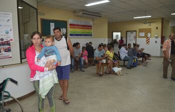 varias-familias-esperan-en-el-salon-del-hospital-regional-de-caacupe-su-turno-para-ser-atendidos-hay-varias-carencias-en-la-institucion--234432000000-1685878.jpg