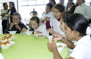 ninos-almuerzan-en-la-escuela-como-parte-de-un-programa-de-complemento-nutricional-hacienda-no-transfiere-g-150-000-millones-destinados-a-la-meri-194452000000-555309.jpg