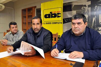 Emiliano Villalba, Enmanuel Ayala, dirigentes de Sitradosider, y Vicente Gaona, secretario general del Sitrasa (izq. a der.), en la redacción de nuestro diario.