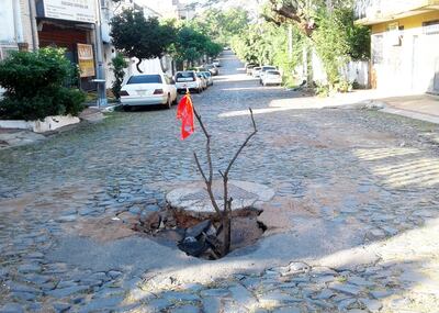 Así se encuentra la red de alcantarillado de la Essap. También derrocha agua en la vía pública por culpa  de caños rotos.