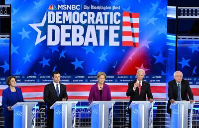Los precandidatos presidenciales por el partido Demócrata Amy Klobuchar, Pete Buttigieg, Elizabeth Warren, el exvicepresidente Joe Biden, Bernie Sanders durante un debate en Atlanta, Georgia. (AFP)