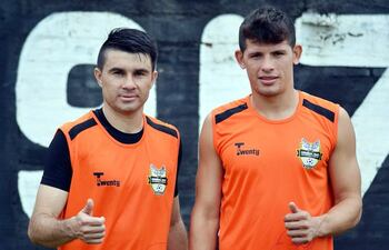 osvaldo-hobecker-izq-y-fernando-martinez-nuevos-futbolistas-del-general-diaz-de-luque--214950000000-1415339.jpg