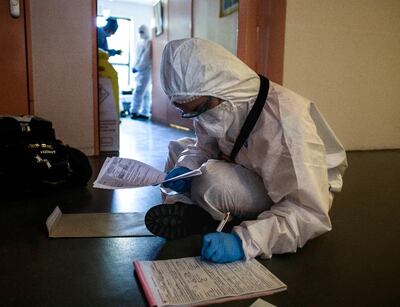 Un agente francés de Protección Civil toma apuntes sobre covid-19, en París, donde los contagios bajan muy lento.