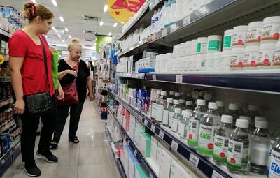 Clientes buscan en una farmacia de Buenos Aires, productos para higiene “anticovid-19”.