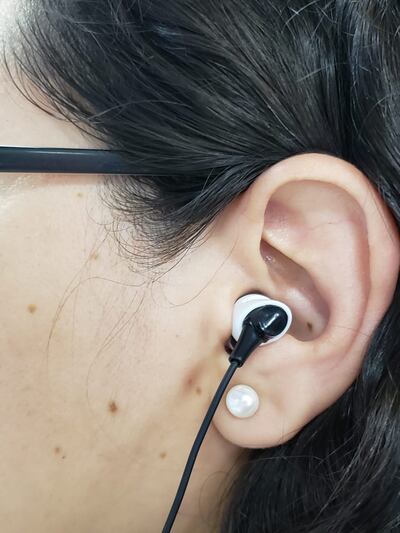 Oreja, auricular, oído.