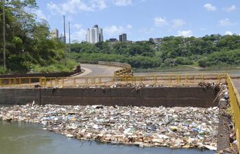 toneladas-de-basura-de-todo-tipo-desfiguran-actualmente-el-atracadero-de-itaipu-sobre-el-rio-parana-el-sitio-se-encuentra-en-el-barrio-remansito-202139000000-1520937.jpg