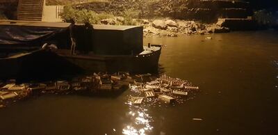 Cajas de tomates arrojadas al río por los contrabandistas.