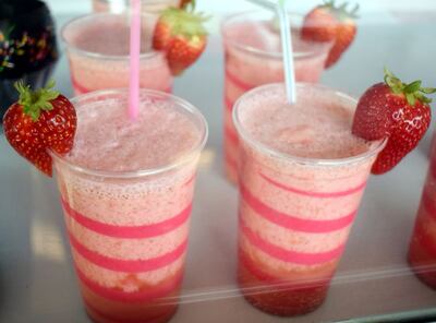 El jugo de frutilla y el pionono se encuentran entre los derivados preferidos del público de cada feria.