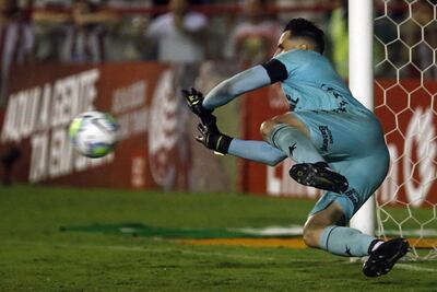 Uno de los dos penales que paró Junior Fernández en la clasificación ante Náutico en Copa Brasil.