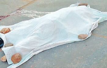 el-cuerpo-sin-vida-de-nery-javier-grance-yace-sobre-el-pavimento-de-la-ruta-1-cubierto-con-una-sabana--00444000000-1721995.jpg
