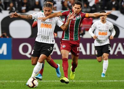 Junior Urso del Corinthians disputa el balón con Paulo Henrique Ganso del Fluminense, en juego que terminó empatado .