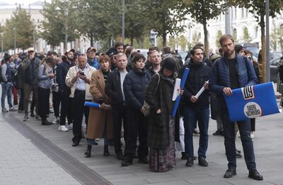 Cerca del palacio presidencial de Rusia, la gente portan pancartas pidiendo la libertad del actor Pavel Ustinov. Los protestantes consideran que el artista fue detenido injustamente.