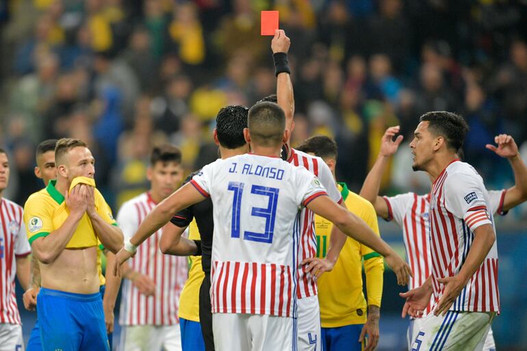 Roberto Tobar expulsó a Fabián Balbuena con roja directa.