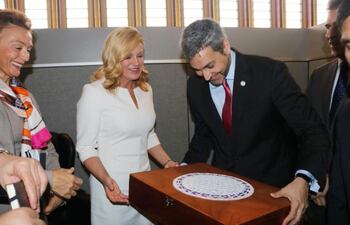marito-recibe-un-regalo-de-su-colega-croata-kolinda-grabar--235442000000-1759000.jpg