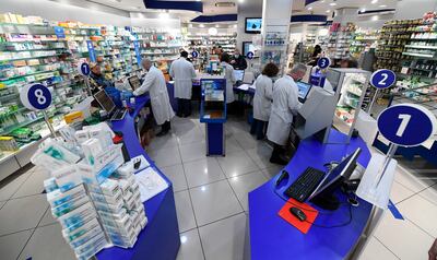 Clientes dentro de una farmacia de Roma, hoy.