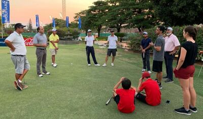 Walter González (short negro) en una charla con parte de los seleccionados de la Copa Los Andes.