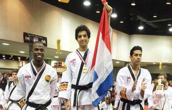 el-artemarcialista-de-ciudad-del-este-marcelo-ortega-en-lo-mas-alto-del-podio-del-campeonato-mundial-de-taekwondo--213854000000-1353625.jpg