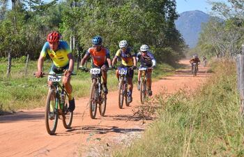 los-ciclistas-recorrieron-un-circuito-de-37-kilo-metros-de-extension-se-caracte-rizo-por-uti-lizar-sende-ros-naturales-y-caminos-terraplenados-de-211948000000-1707421.jpg