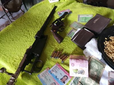 Un rifle de cerrojo y un revolver figuran entre las evidencias incautadas en poder de la pareja.