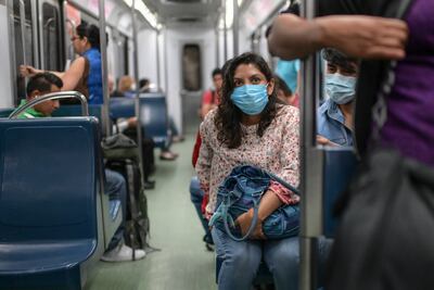 Una mujer con tapabocas viaja en tren subterráneo en Ciudad de México, este jueves.