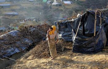 una-mujer-de-la-etnia-musulmana-rohinya-en-un-campamento-de-refugiados-efe-230633000000-1629782.jpg