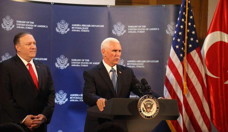 El secretario de Estado de EE.UU., Mike Pompeo, y el vicepresidente Mike Pence hablan con la prensa hoy en Ankara.