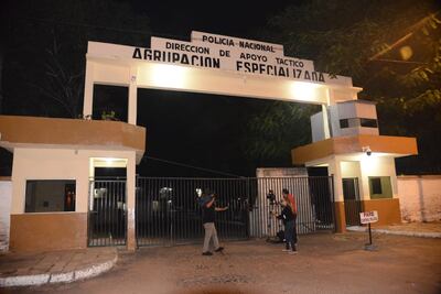 Acceso principal de la Agrupación Especializada, lugar donde pasará la noche Ronaldinho y su hermano.