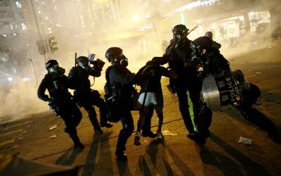 Un ciudadano hongkonés es arrestado durante las protestas pro democracia en la región semiautónoma de China que lucha por mantener sus libertades frente a la dictadura comunista.