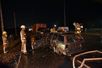 Choque frontal deja un herido y un vehículo incinerado