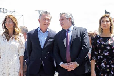El presidente saliente de Argentina, Mauricio Macri (2º de la izq.), junto al presidente electo, Alberto Fernández (2º de la der.), acompañados respectivamente por la primera dama argentina, Juliana Awada (i), y la pareja de Fernández, Fabiola Yáñez (d).