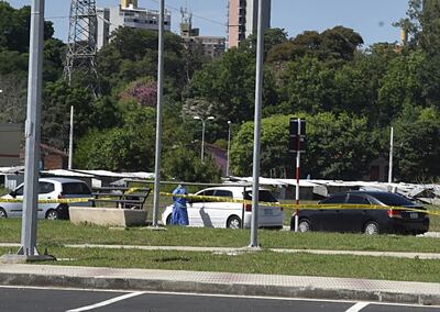 Momento en que los profesionales hacían los análisis, ayer.