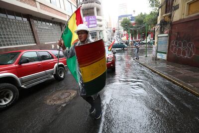 Un ciudadano contrario al expresidente Evo Morales marcha el domingo con un escudo improvisado en La Paz (Bolivia). Los disturbios se extendieron esta noche por varias ciudades de Bolivia, tras la renuncia como presidente del país de Evo Morales, con incendios, saqueos y ataques a casas como el que según algunas informaciones sufrió una vivienda del propio exmandatario. La Paz, El Alto y Cochabamba, entre otras de las principales ciudades del país, registran estos incidentes, mientras muchos ciudadanos piden ayuda a la Policía y las Fuerzas Armadas a través de redes sociales.
