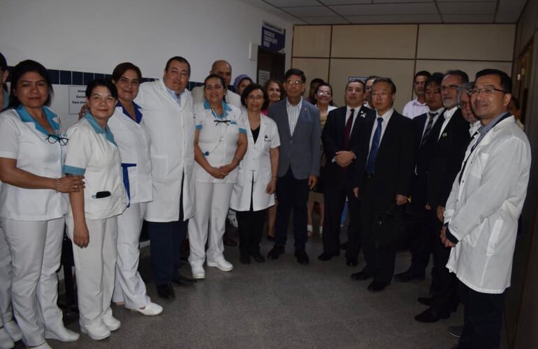 El personal médico del Departamento de Nefrología Pediátrica del Hospital de Clínicas con autoridades y padrinos.