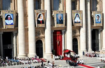 Retratos de los nuevos santos, de izquierda a derecha: la brasileña Dulce Lopes Pontes, la italiana Giuseppina Vannini, el inglés John Henry Newman, la india Maria Teresa Chiramel Mankidiyan y la suiza Margarita Bays, el 13 de octubre de 2019 en la plaza de San Pedro del Vaticano.