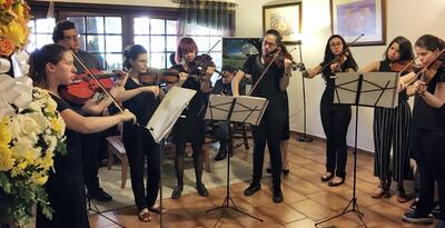Jóvenes de la Orquesta Ipu Paraguay presentaron su ofrenda musical en memoria de la joven violinista Ana Lucrecia Taglioretti, quien falleció recientemente a la corta edad de 24 años. Hoy será el entierro en la Recoleta.