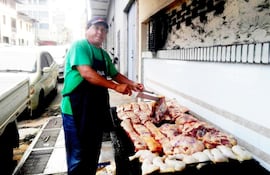victor-bulquin-inicia-la-coccion-de-la-carne-y-las-presas-de-pollo-trabaja-en-este-rubro-hace-20-anos-los-viernes-ofrece-a-los-transeuntes-su-produc-213937000000-1693603.jpg