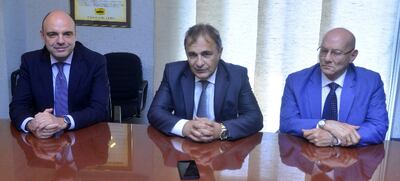 Gabriele Annis (izq.), Ricardo Antonio Merlo y José Zannotti Cavazzoni, durante una visita a nuestro diario.