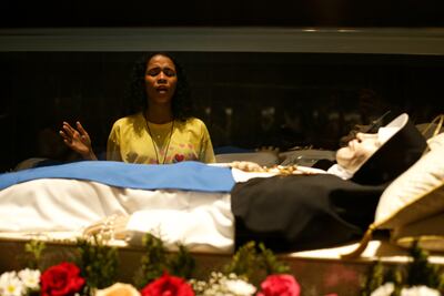 Fieles católicos participan en una vigilia por la canonización de la Irma Dulce (Hermana Dulce), considerada la "Madre Teresa de Calcuta brasileña" y la primera mujer nacida en Brasil declarada santa este domingo, en Salvador (Brasil).