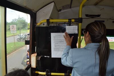 Hay colectiveros que son reacios a cumplir ley que exonera de pagar pasaje a personas con discapacidad visual. Esto motivó la pegatina.